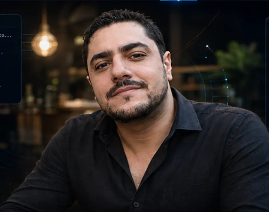 Andrew Mauricio em um ambiente de restaurante