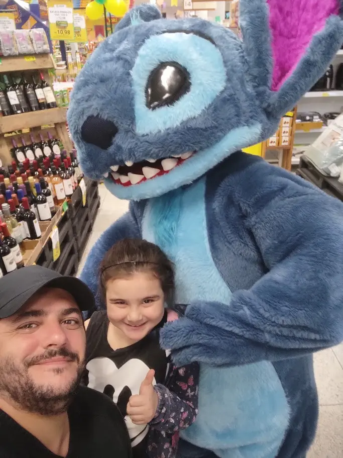 Andrew e sua filha em um passeio